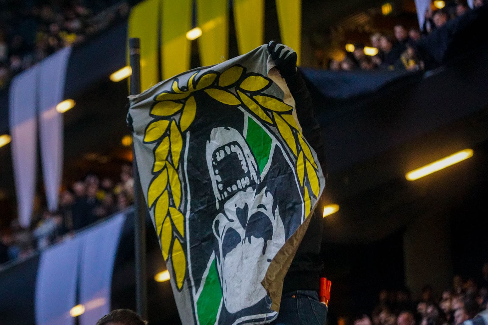 Fikkend materiaal en strakke sfeeracties; Stockholm derby tussen AIK en Hammarby
