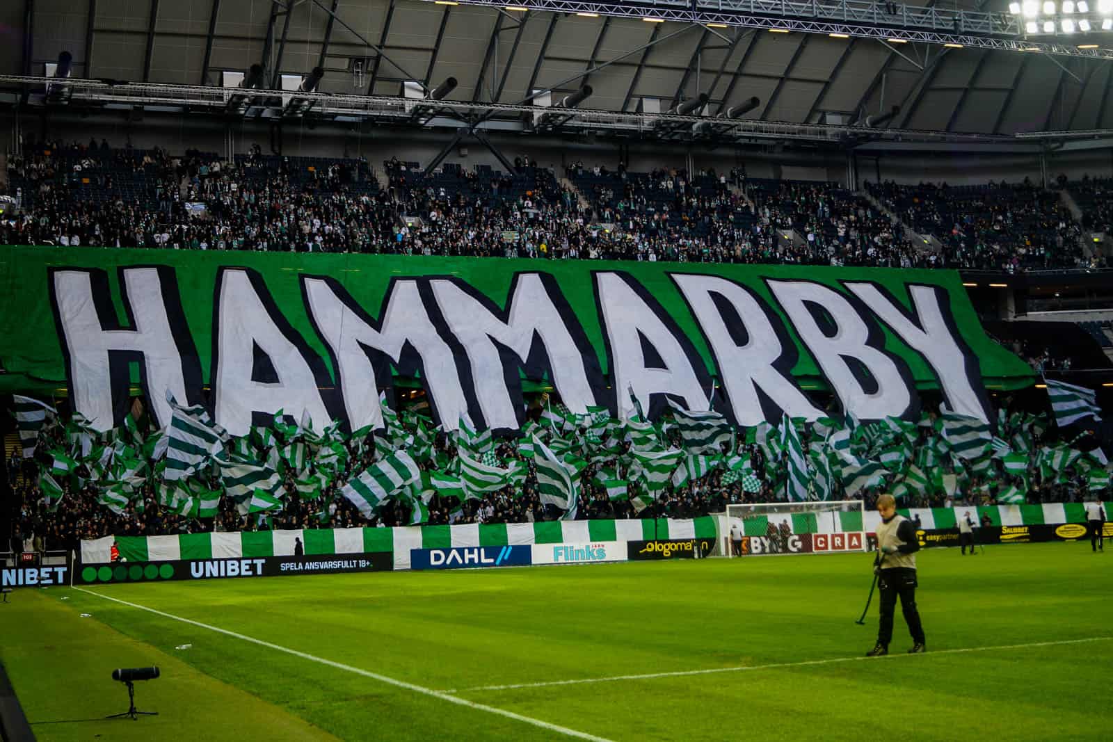 Fikkend materiaal en strakke sfeeracties; Stockholm derby tussen AIK en Hammarby
