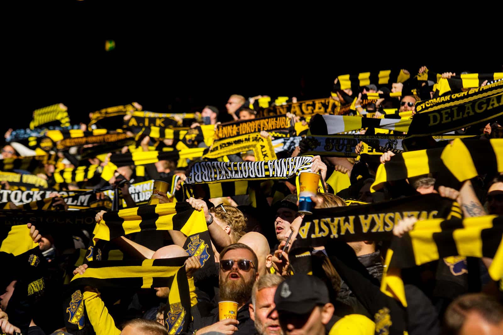 Fikkend materiaal en strakke sfeeracties; Stockholm derby tussen AIK en Hammarby
