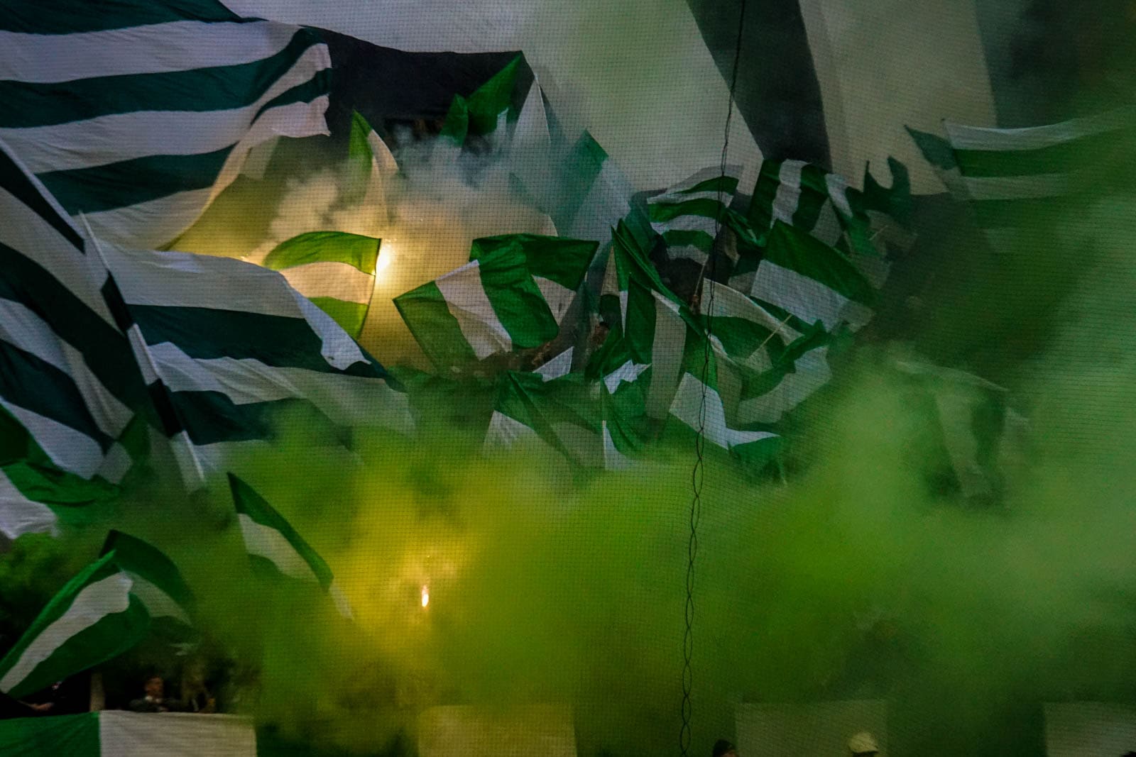 Fikkend materiaal en strakke sfeeracties; Stockholm derby tussen AIK en Hammarby