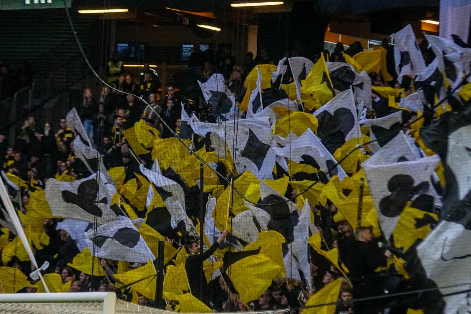 Fikkend materiaal en strakke sfeeracties; Stockholm derby tussen AIK en Hammarby