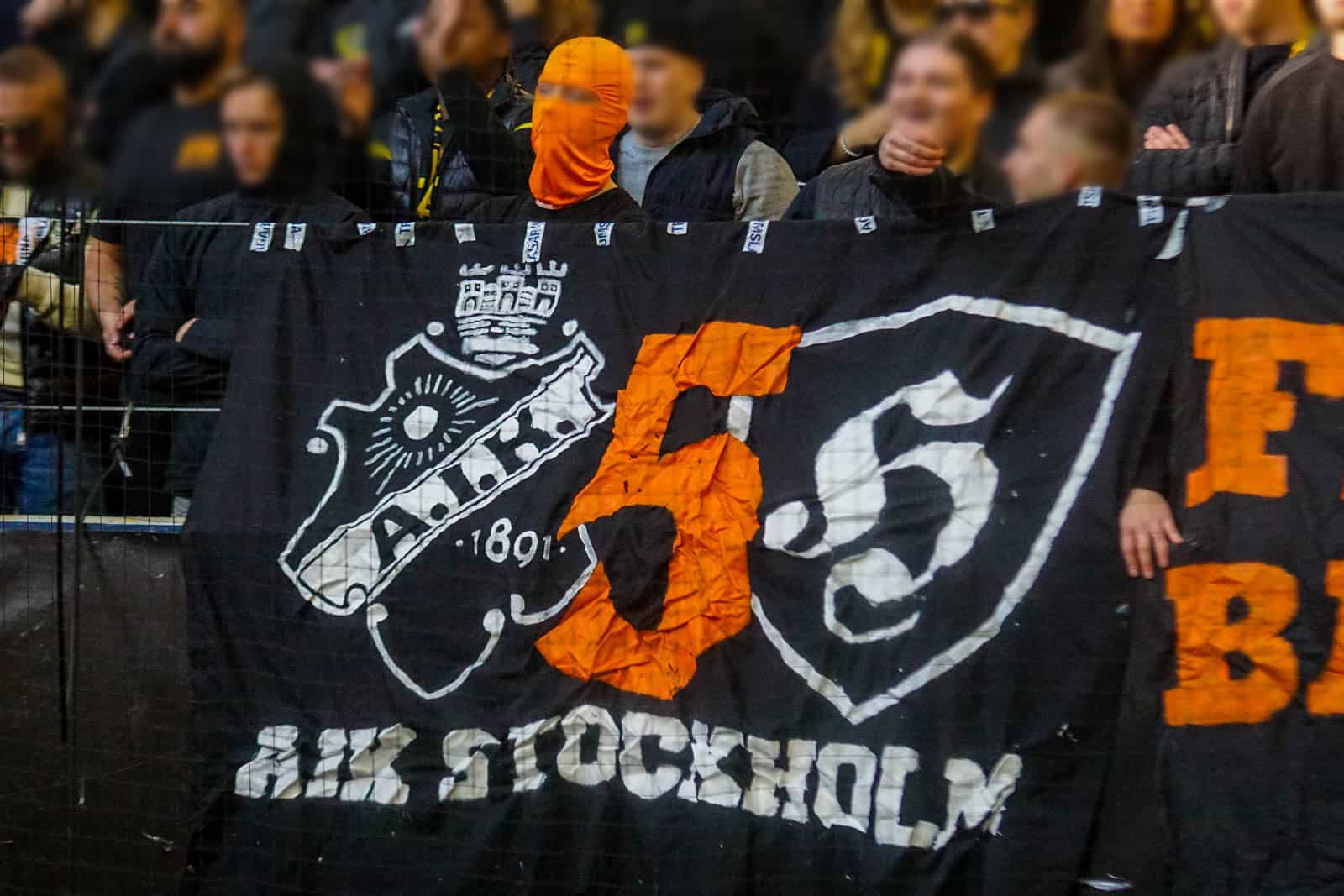 Fikkend materiaal en strakke sfeeracties; Stockholm derby tussen AIK en Hammarby
