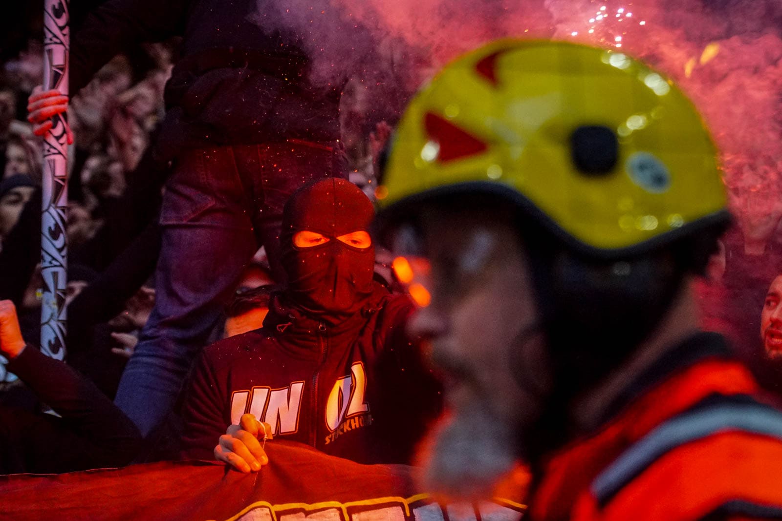 Fikkend materiaal en strakke sfeeracties; Stockholm derby tussen AIK en Hammarby