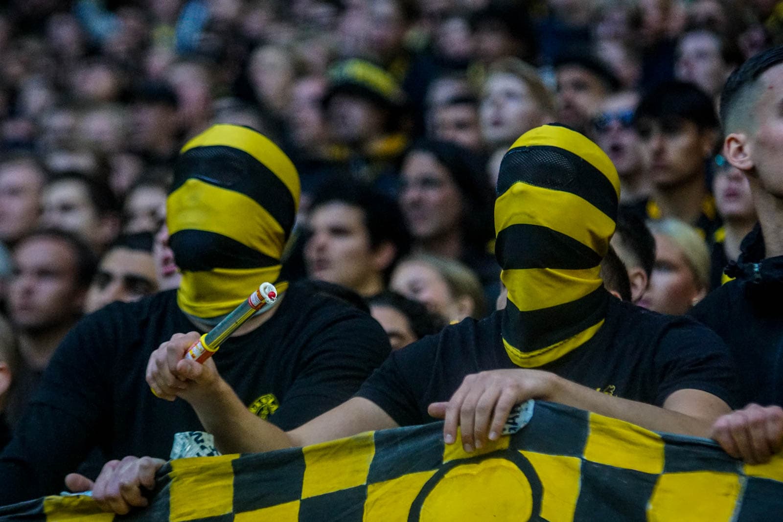 Fikkend materiaal en strakke sfeeracties; Stockholm derby tussen AIK en Hammarby