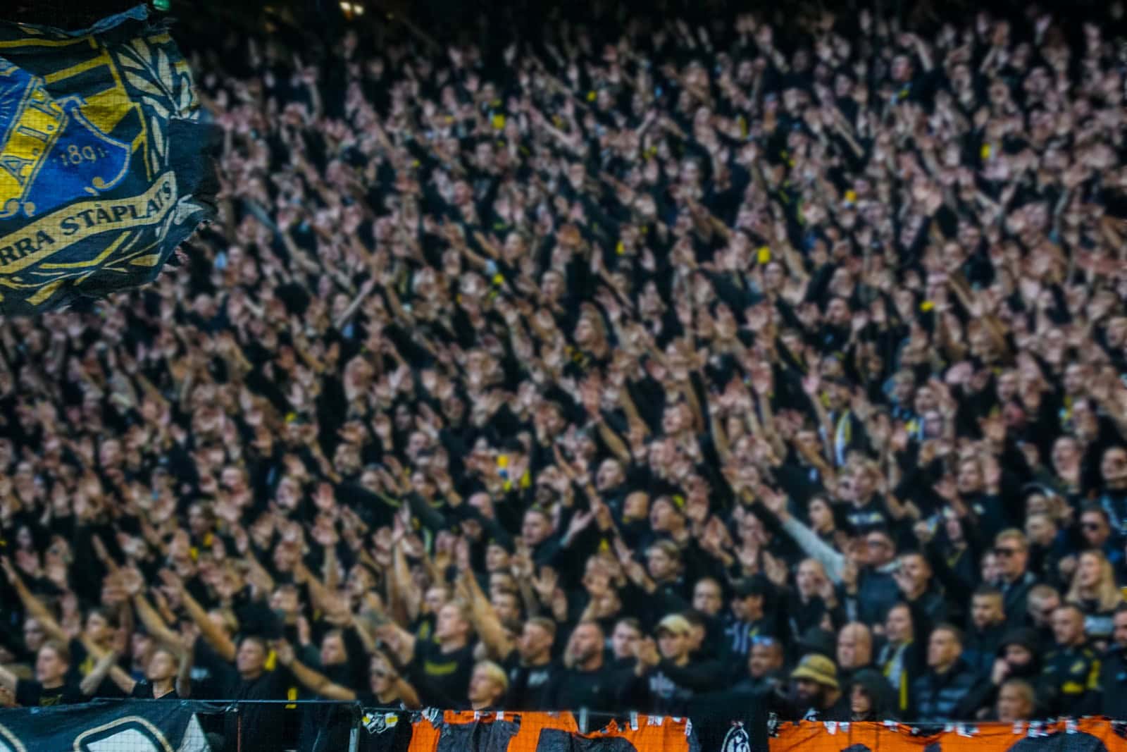 Fikkend materiaal en strakke sfeeracties; Stockholm derby tussen AIK en Hammarby