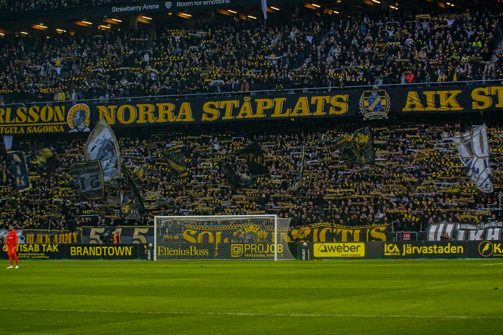 Fikkend materiaal en strakke sfeeracties; Stockholm derby tussen AIK en Hammarby