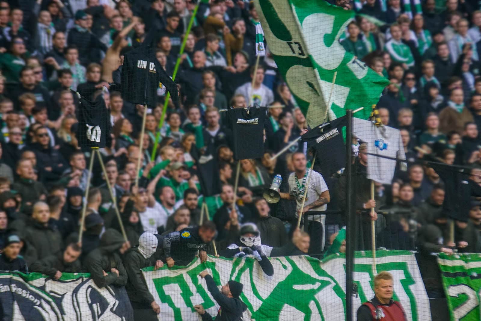 Fikkend materiaal en strakke sfeeracties; Stockholm derby tussen AIK en Hammarby