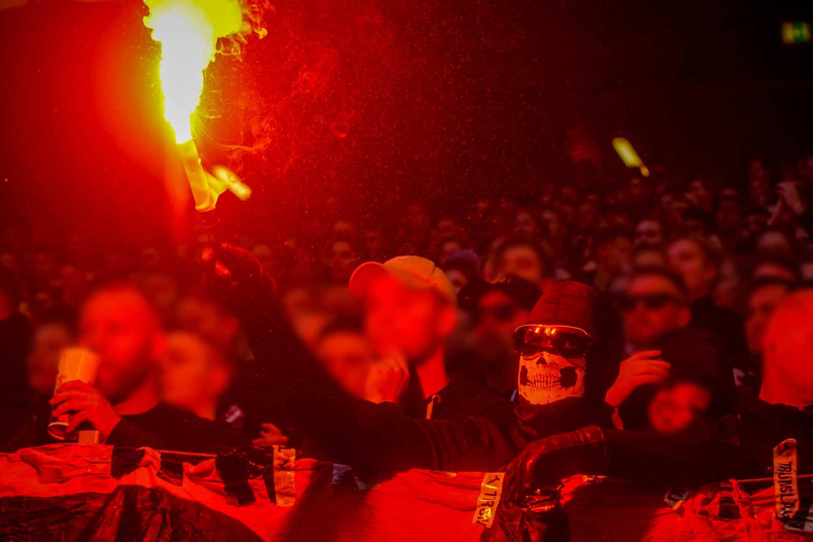 Fikkend materiaal en strakke sfeeracties; Stockholm derby tussen AIK en Hammarby