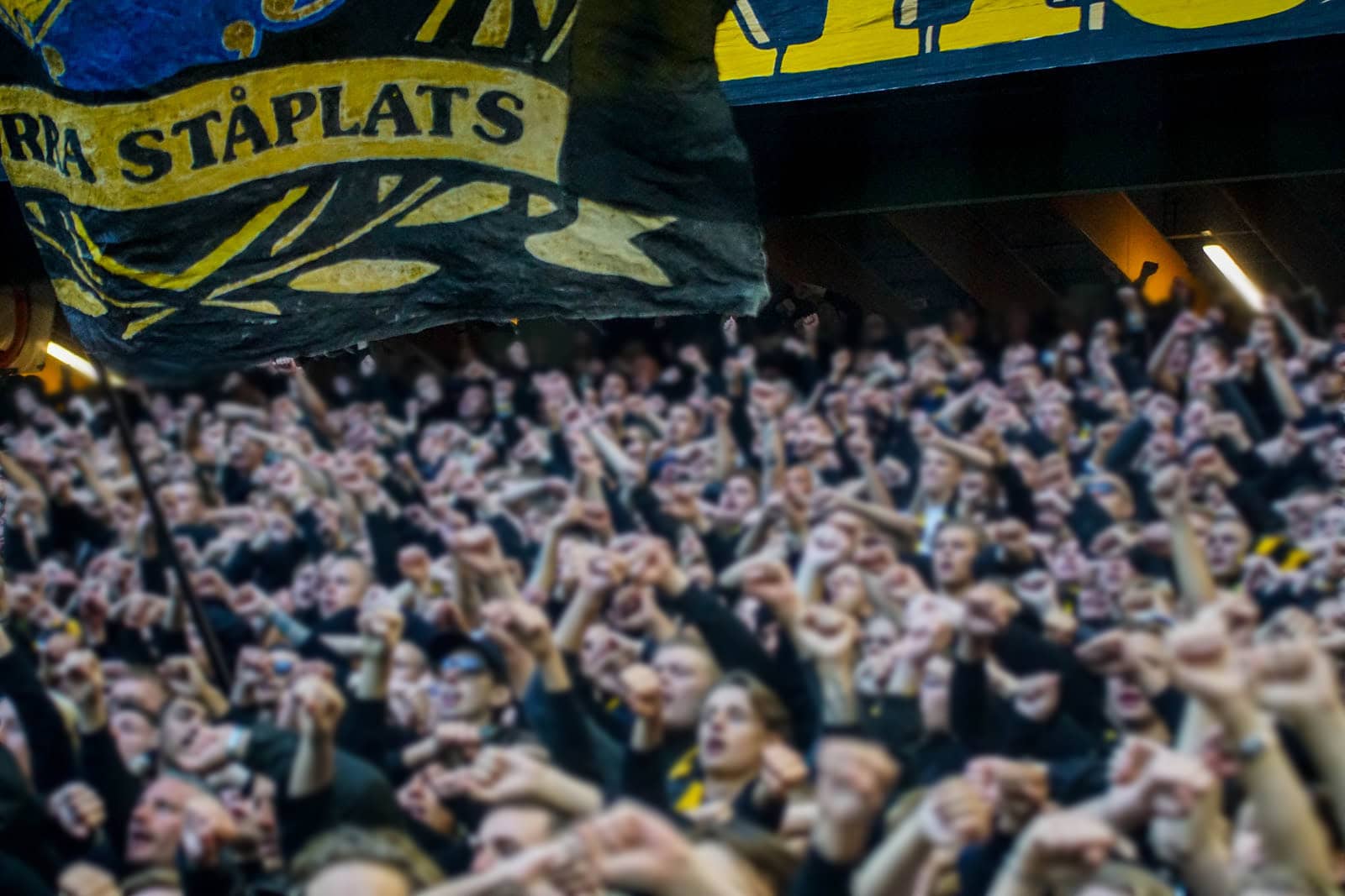Fikkend materiaal en strakke sfeeracties; Stockholm derby tussen AIK en Hammarby