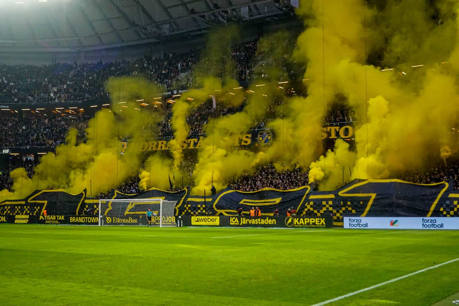 Fikkend materiaal en strakke sfeeracties; Stockholm derby tussen AIK en Hammarby