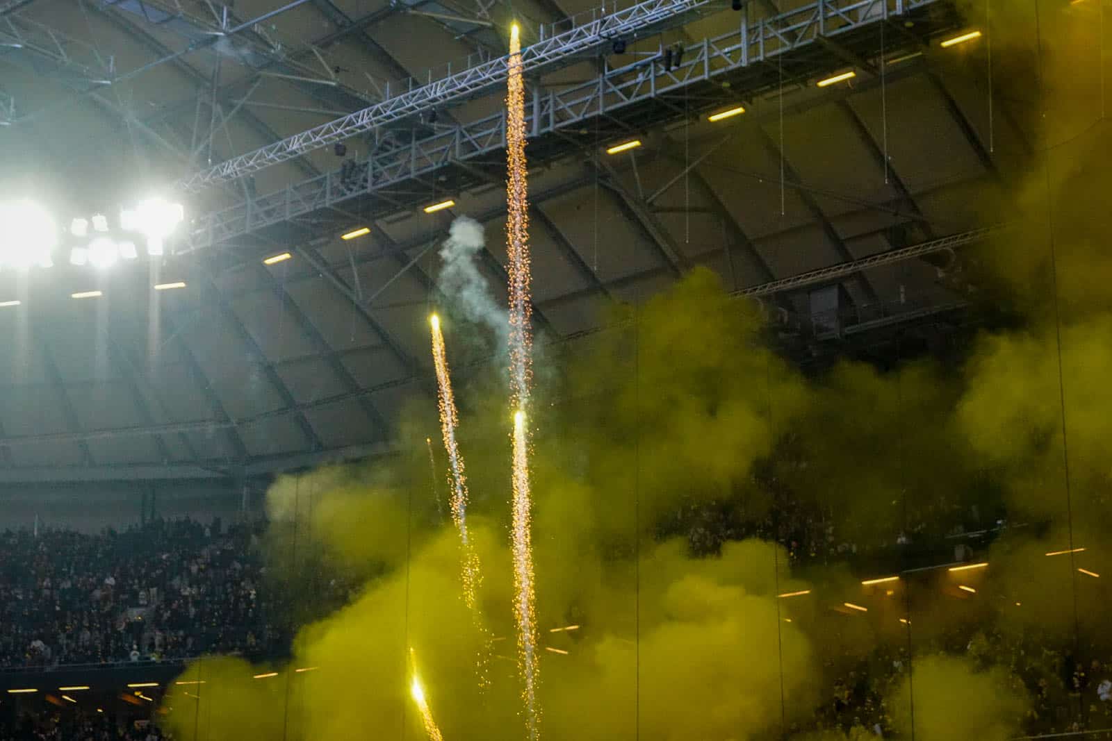 Fikkend materiaal en strakke sfeeracties; Stockholm derby tussen AIK en Hammarby