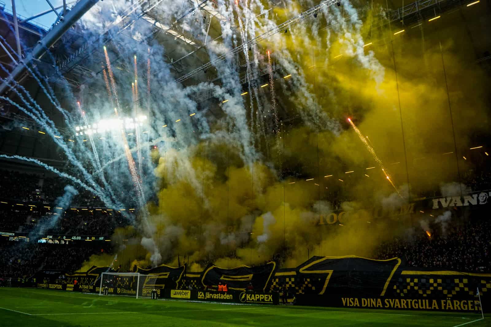 Fikkend materiaal en strakke sfeeracties; Stockholm derby tussen AIK en Hammarby