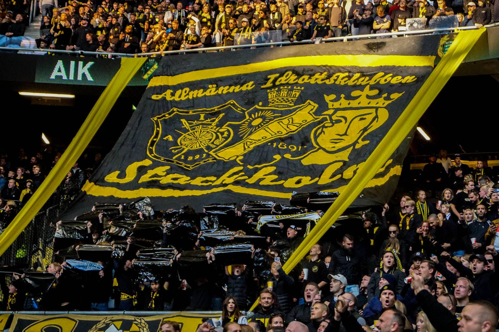 Fikkend materiaal en strakke sfeeracties; Stockholm derby tussen AIK en Hammarby