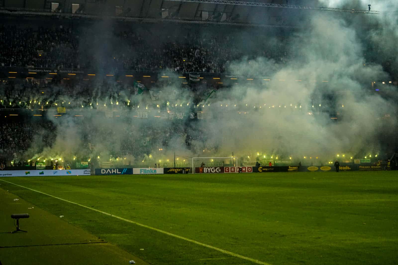 Fikkend materiaal en strakke sfeeracties; Stockholm derby tussen AIK en Hammarby