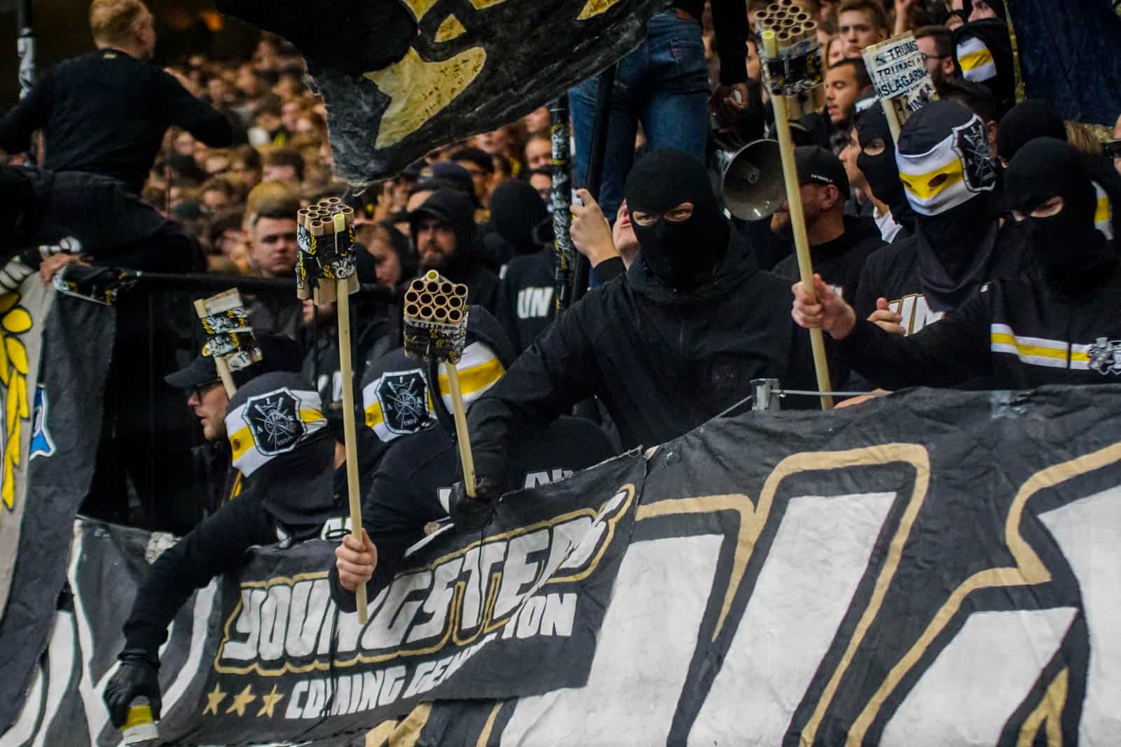Fikkend materiaal en strakke sfeeracties; Stockholm derby tussen AIK en Hammarby