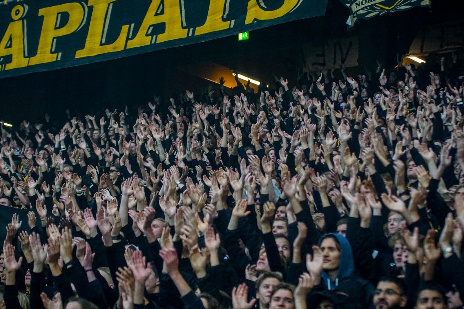 Fikkend materiaal en strakke sfeeracties; Stockholm derby tussen AIK en Hammarby