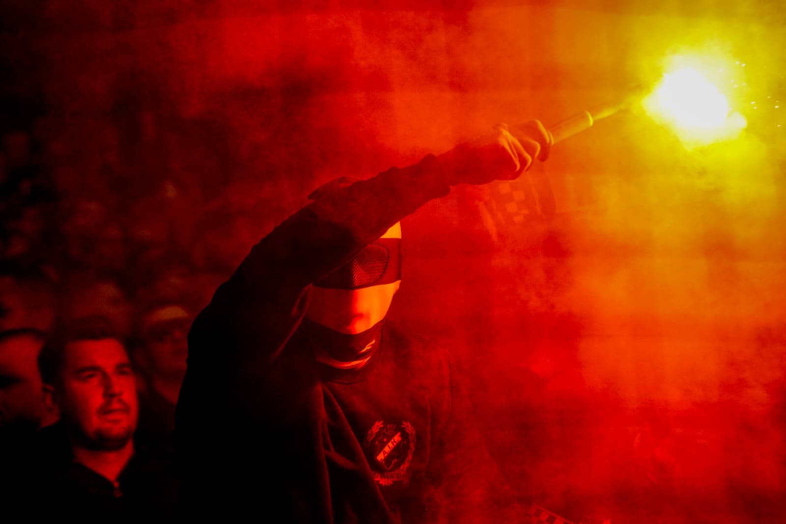 Fikkend materiaal en strakke sfeeracties; Stockholm derby tussen AIK en Hammarby