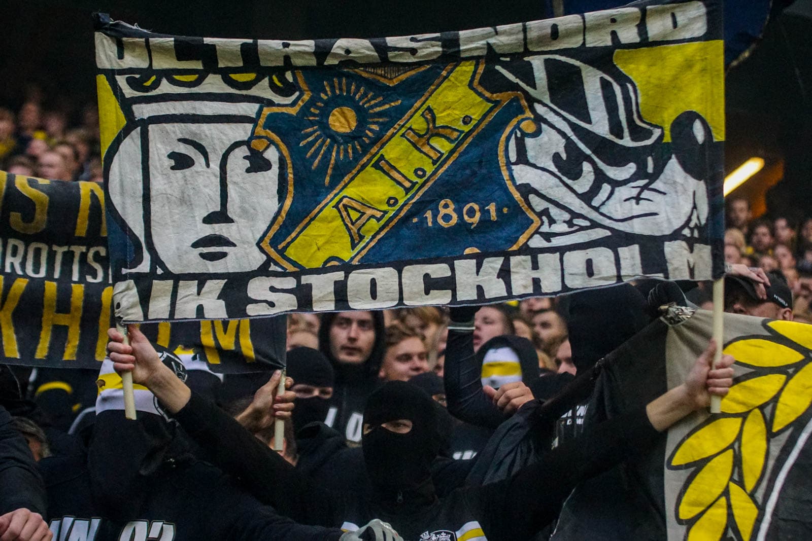Fikkend materiaal en strakke sfeeracties; Stockholm derby tussen AIK en Hammarby