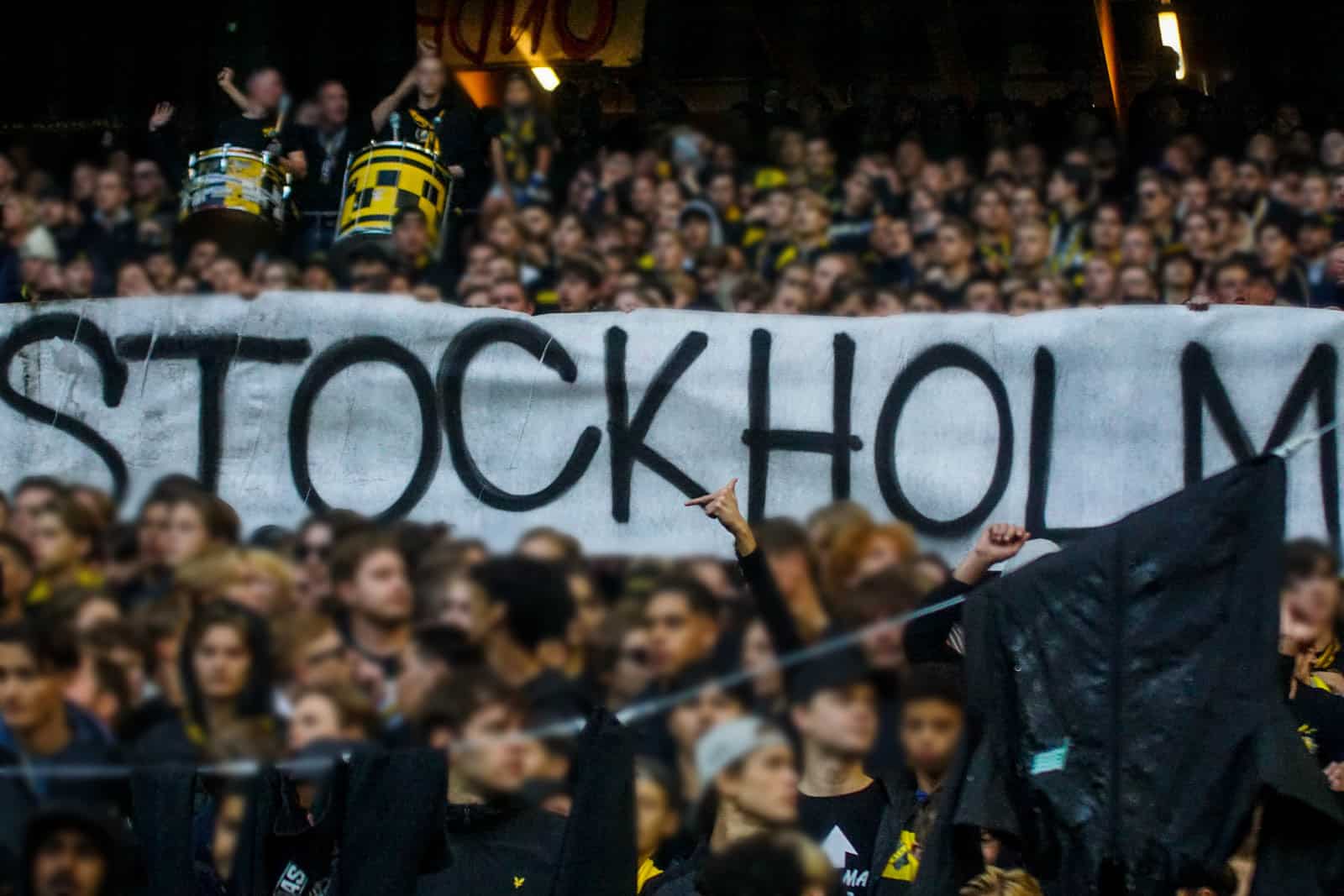 Fikkend materiaal en strakke sfeeracties; Stockholm derby tussen AIK en Hammarby