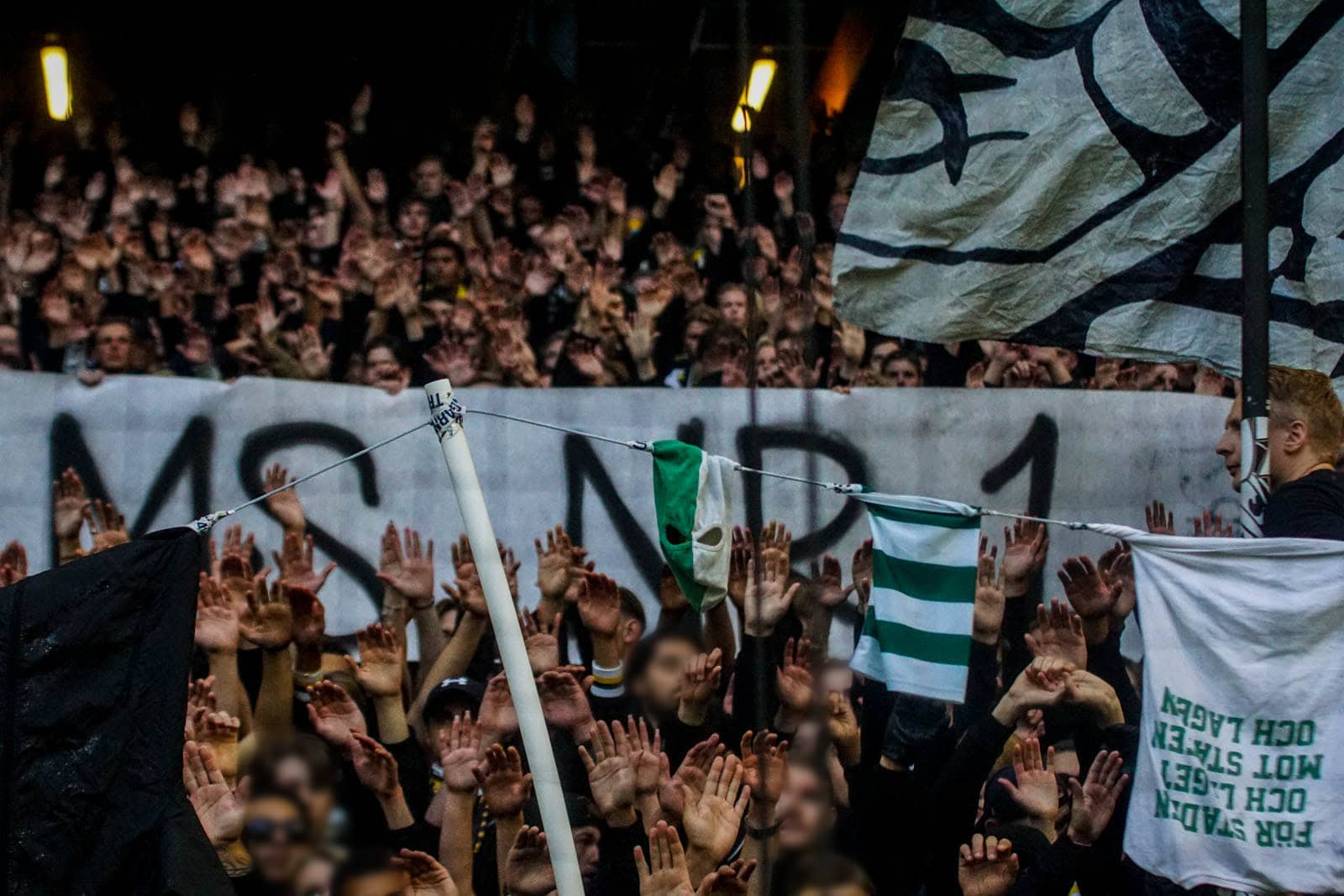 Fikkend materiaal en strakke sfeeracties; Stockholm derby tussen AIK en Hammarby