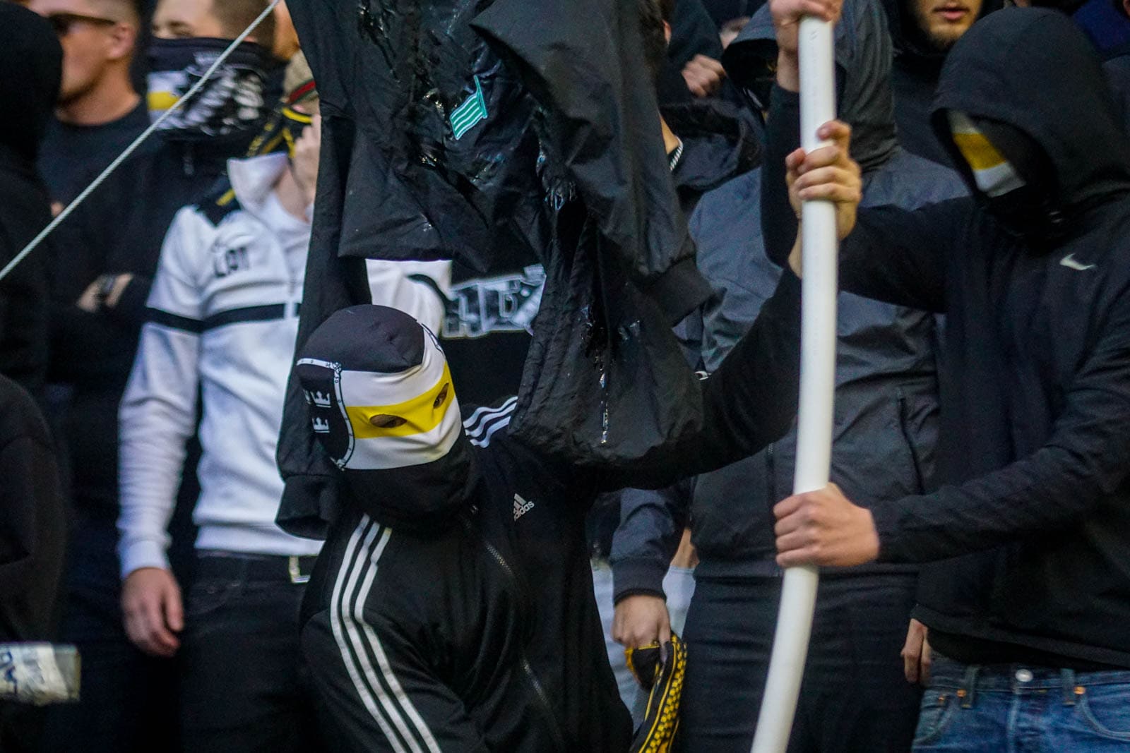 Fikkend materiaal en strakke sfeeracties; Stockholm derby tussen AIK en Hammarby