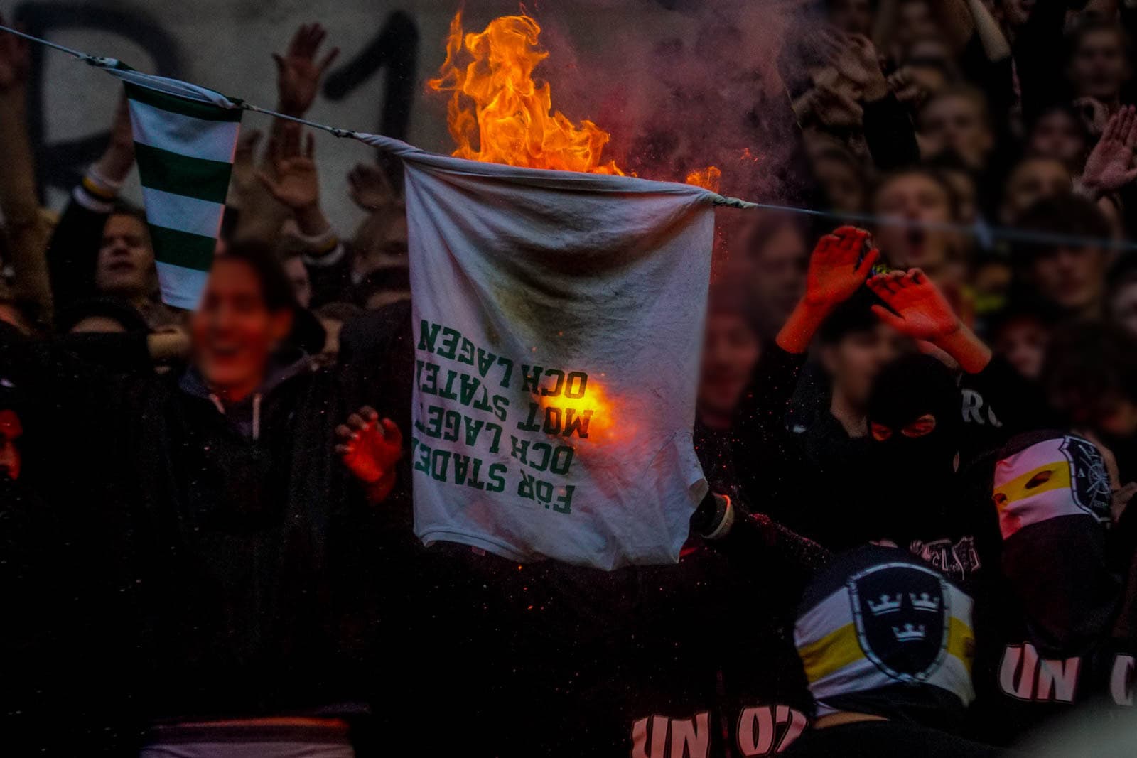 Fikkend materiaal en strakke sfeeracties; Stockholm derby tussen AIK en Hammarby