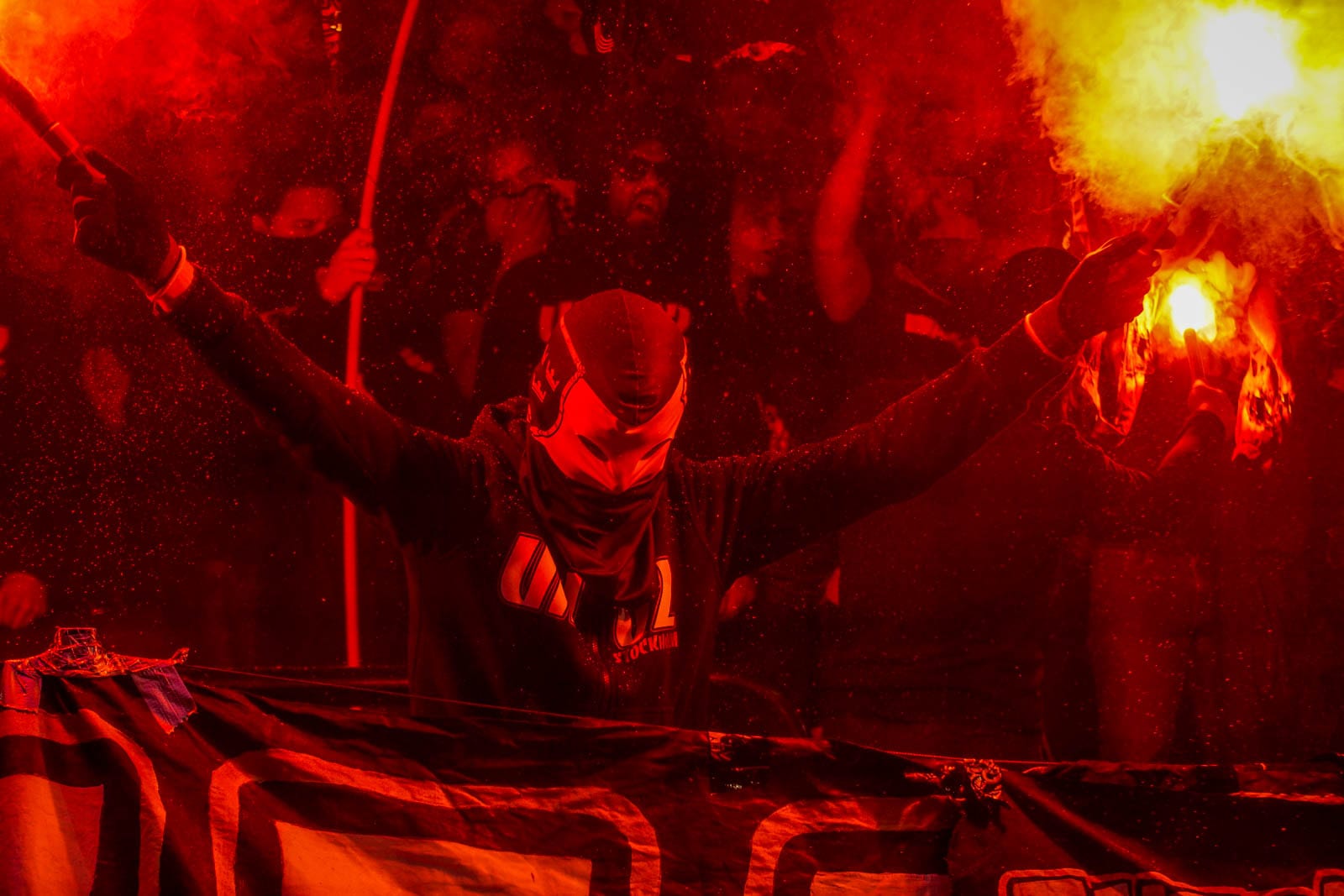 Fikkend materiaal en strakke sfeeracties; Stockholm derby tussen AIK en Hammarby
