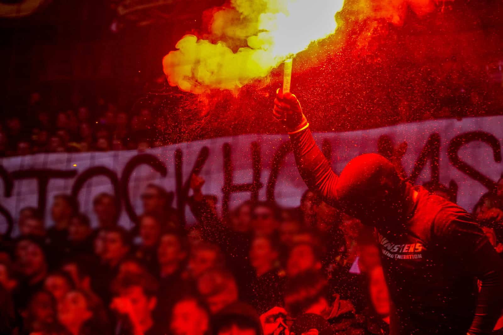 Fikkend materiaal en strakke sfeeracties; Stockholm derby tussen AIK en Hammarby