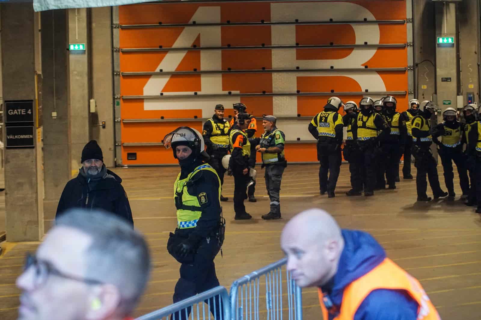 Fikkend materiaal en strakke sfeeracties; Stockholm derby tussen AIK en Hammarby