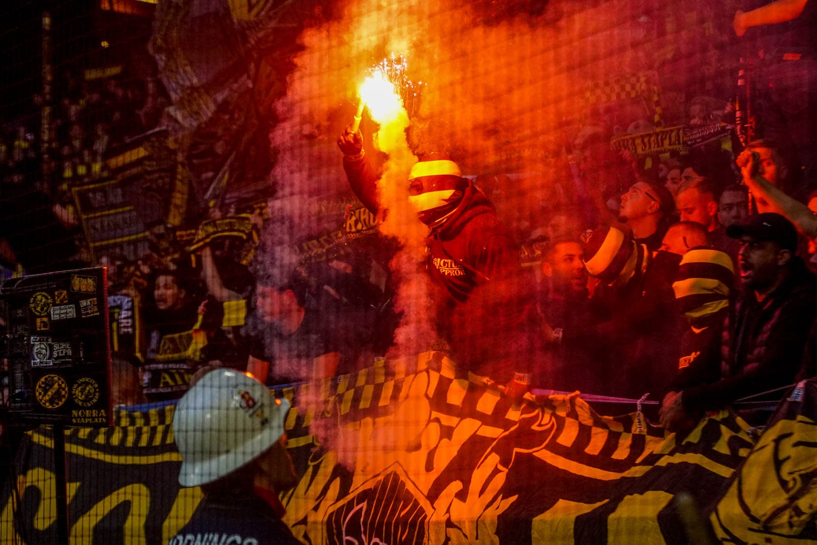 Fikkend materiaal en strakke sfeeracties; Stockholm derby tussen AIK en Hammarby