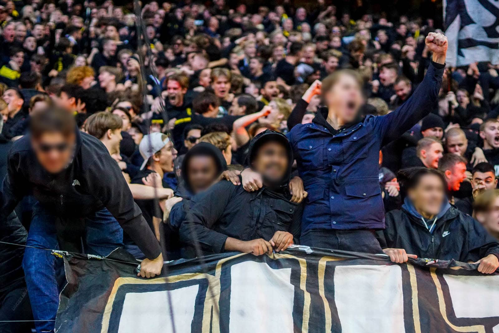 Fikkend materiaal en strakke sfeeracties; Stockholm derby tussen AIK en Hammarby