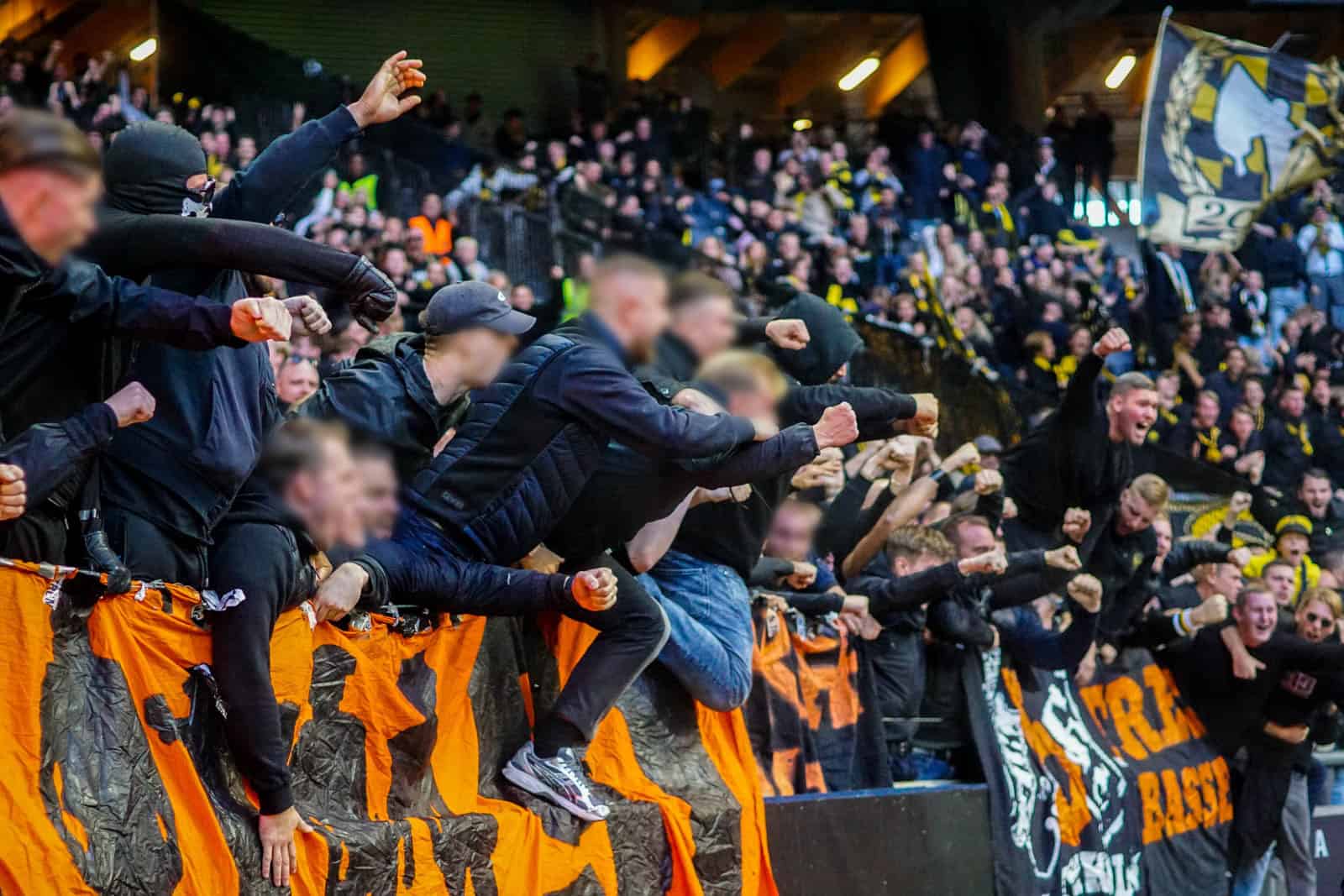 Fikkend materiaal en strakke sfeeracties; Stockholm derby tussen AIK en Hammarby