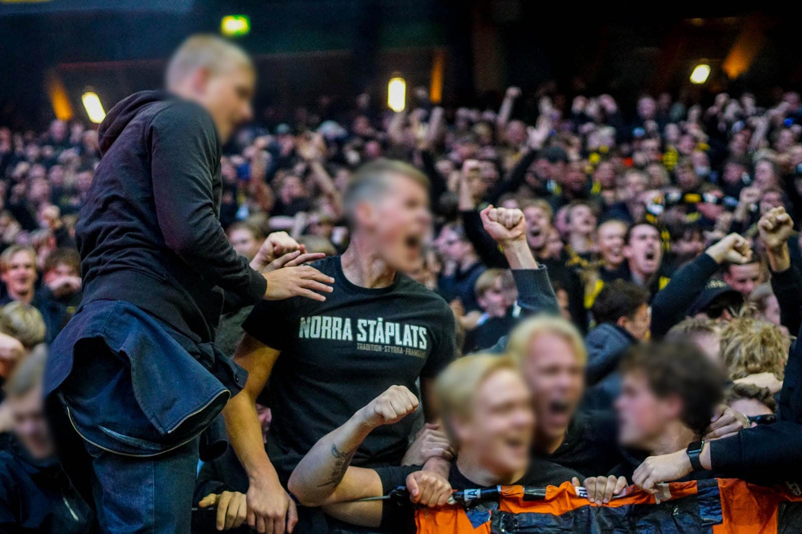 Fikkend materiaal en strakke sfeeracties; Stockholm derby tussen AIK en Hammarby