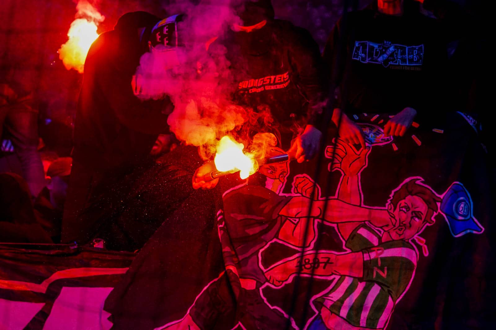 Fikkend materiaal en strakke sfeeracties; Stockholm derby tussen AIK en Hammarby