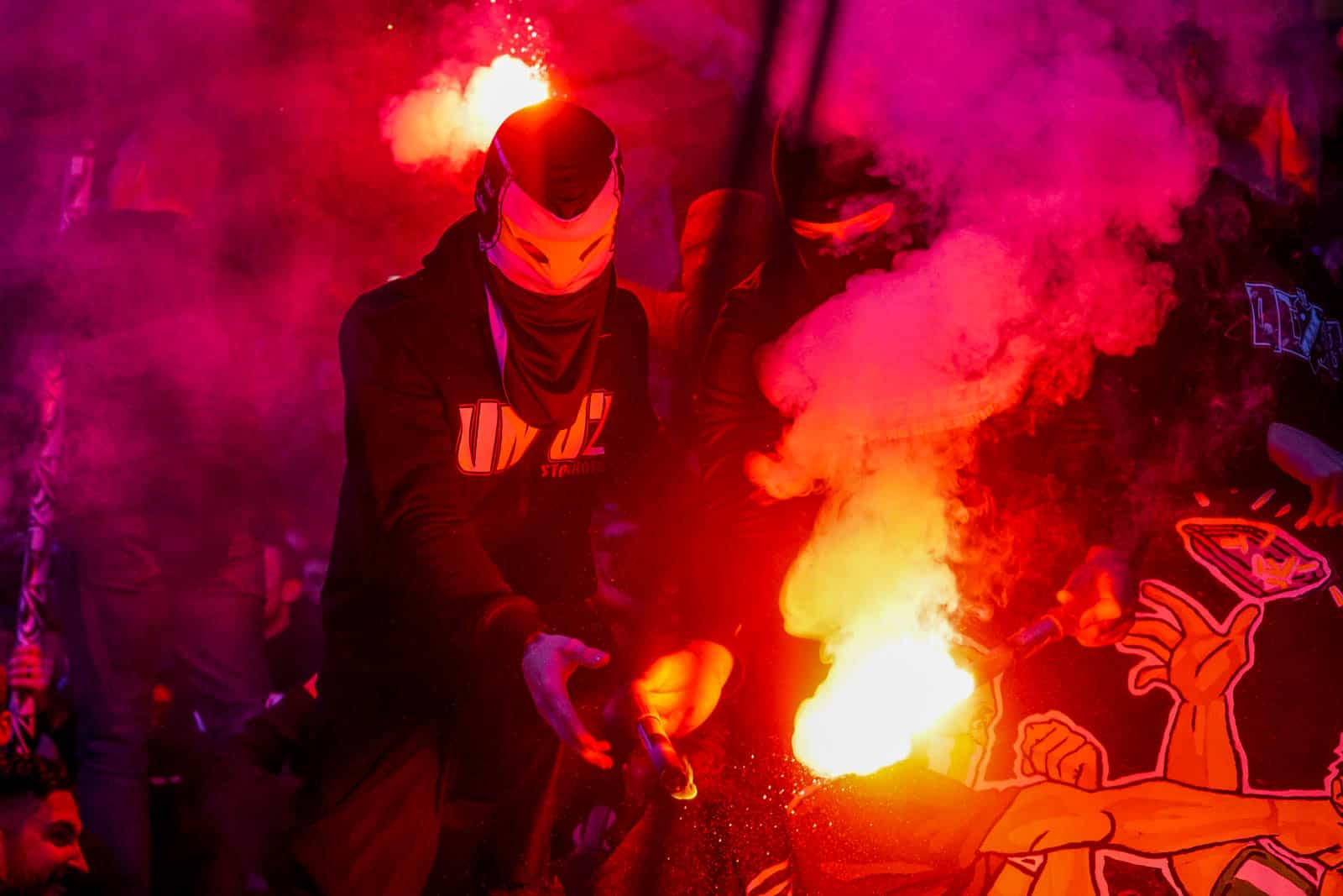Fikkend materiaal en strakke sfeeracties; Stockholm derby tussen AIK en Hammarby