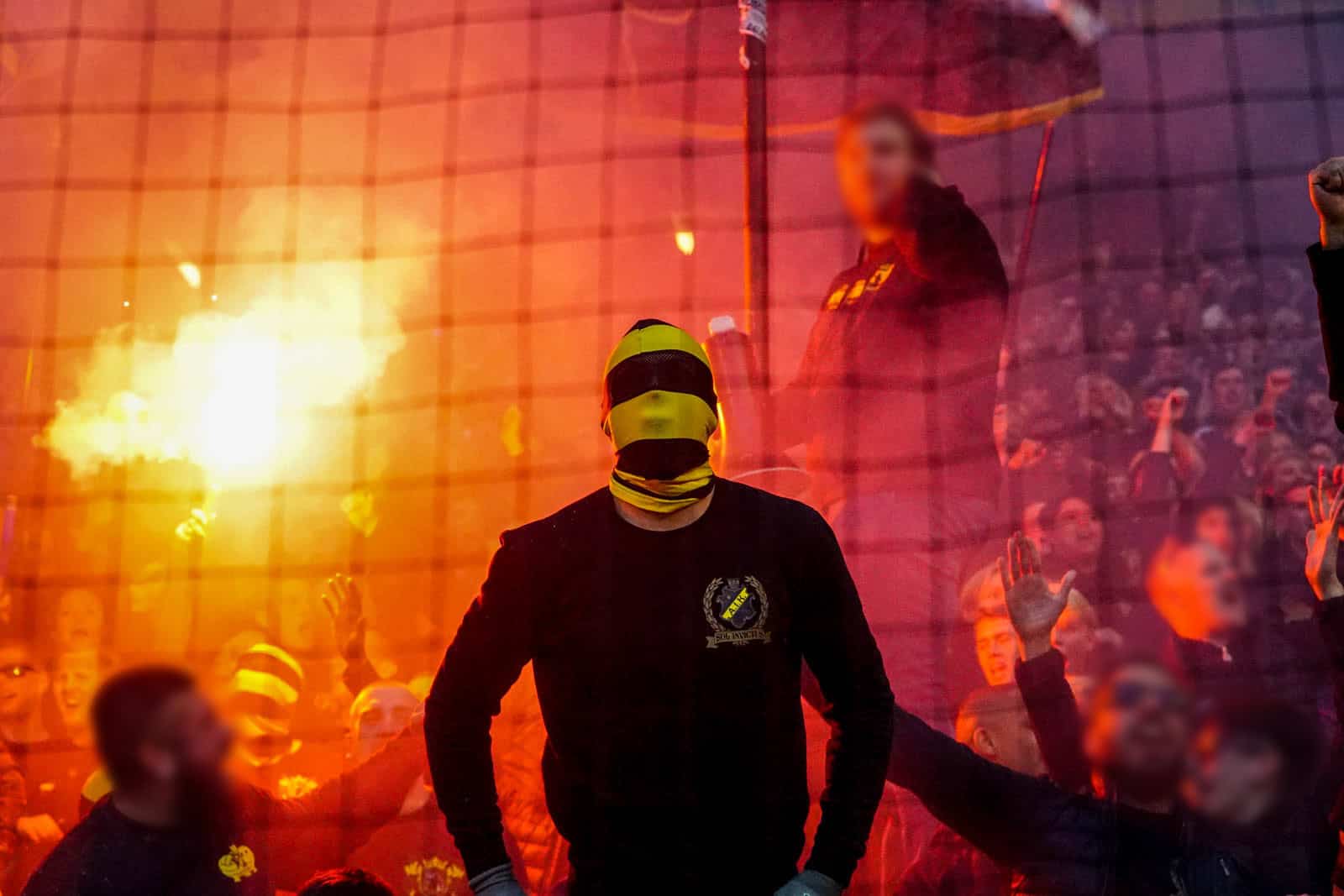 Fikkend materiaal en strakke sfeeracties; Stockholm derby tussen AIK en Hammarby