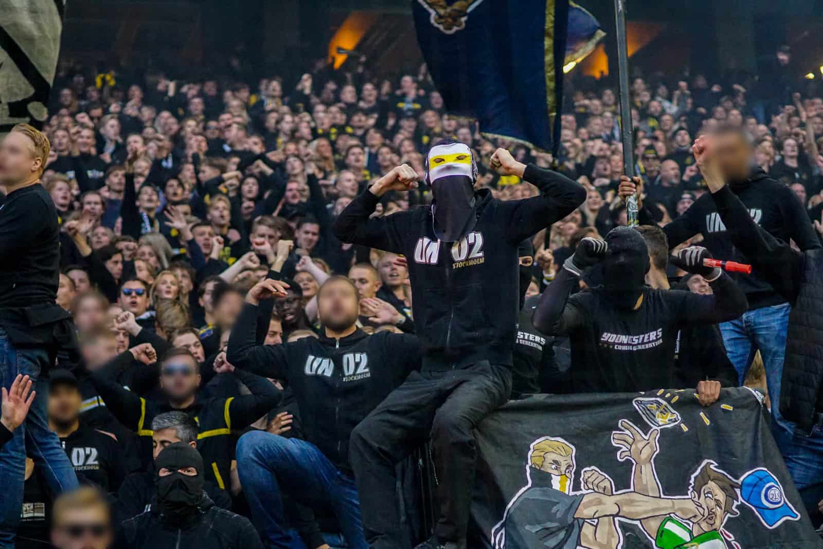 Fikkend materiaal en strakke sfeeracties; Stockholm derby tussen AIK en Hammarby
