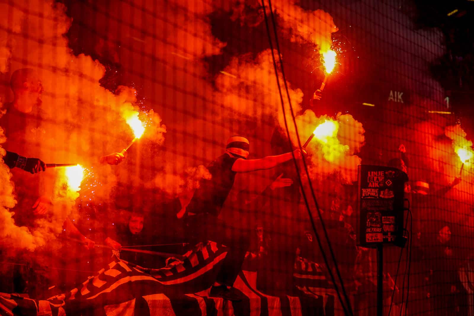 Fikkend materiaal en strakke sfeeracties; Stockholm derby tussen AIK en Hammarby