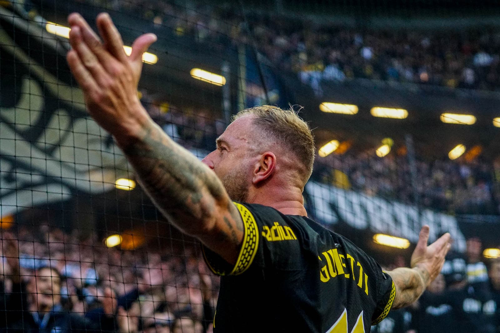 Fikkend materiaal en strakke sfeeracties; Stockholm derby tussen AIK en Hammarby