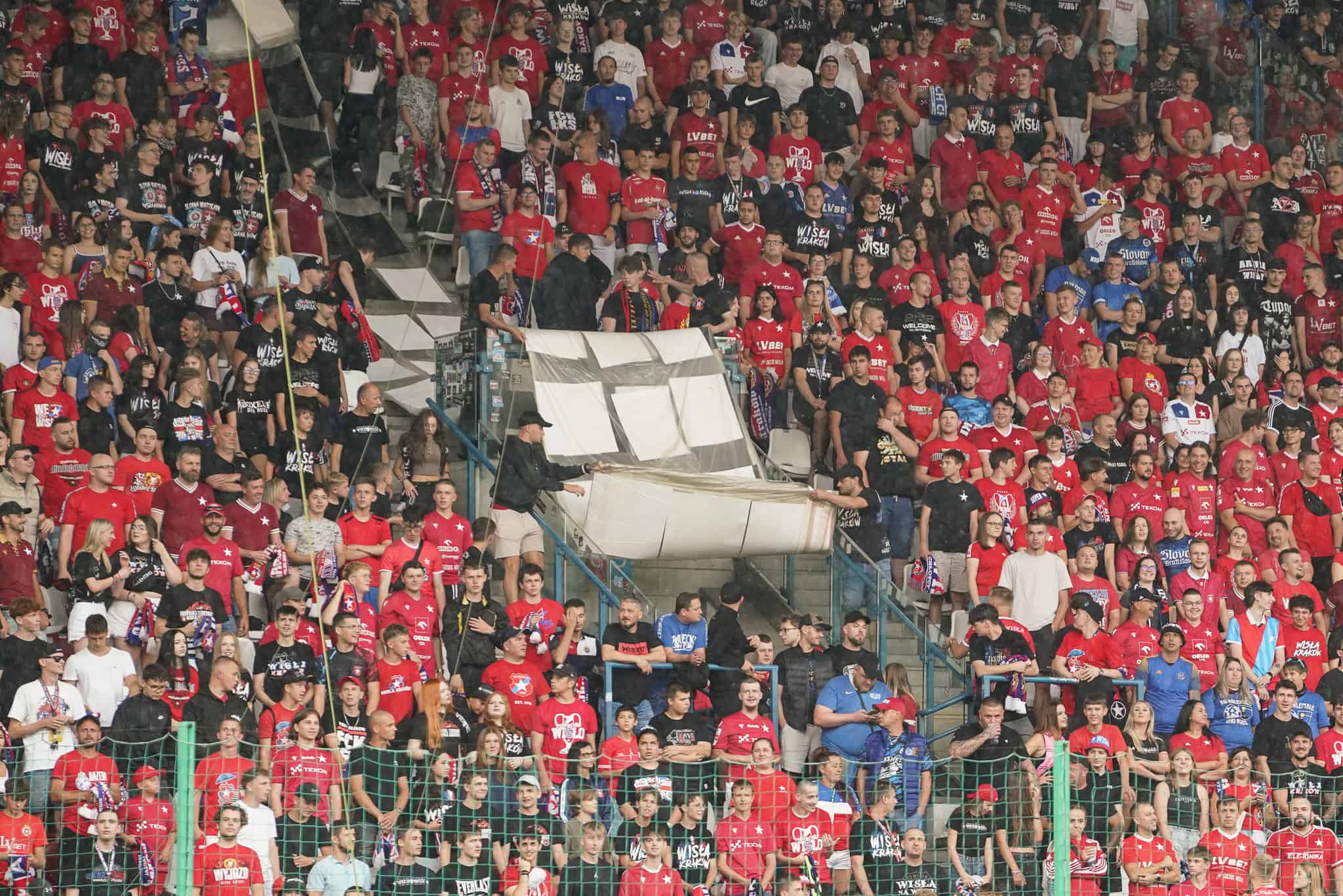 Wisla Krakau: gevallen topclub op het veld, springlevend op de tribune