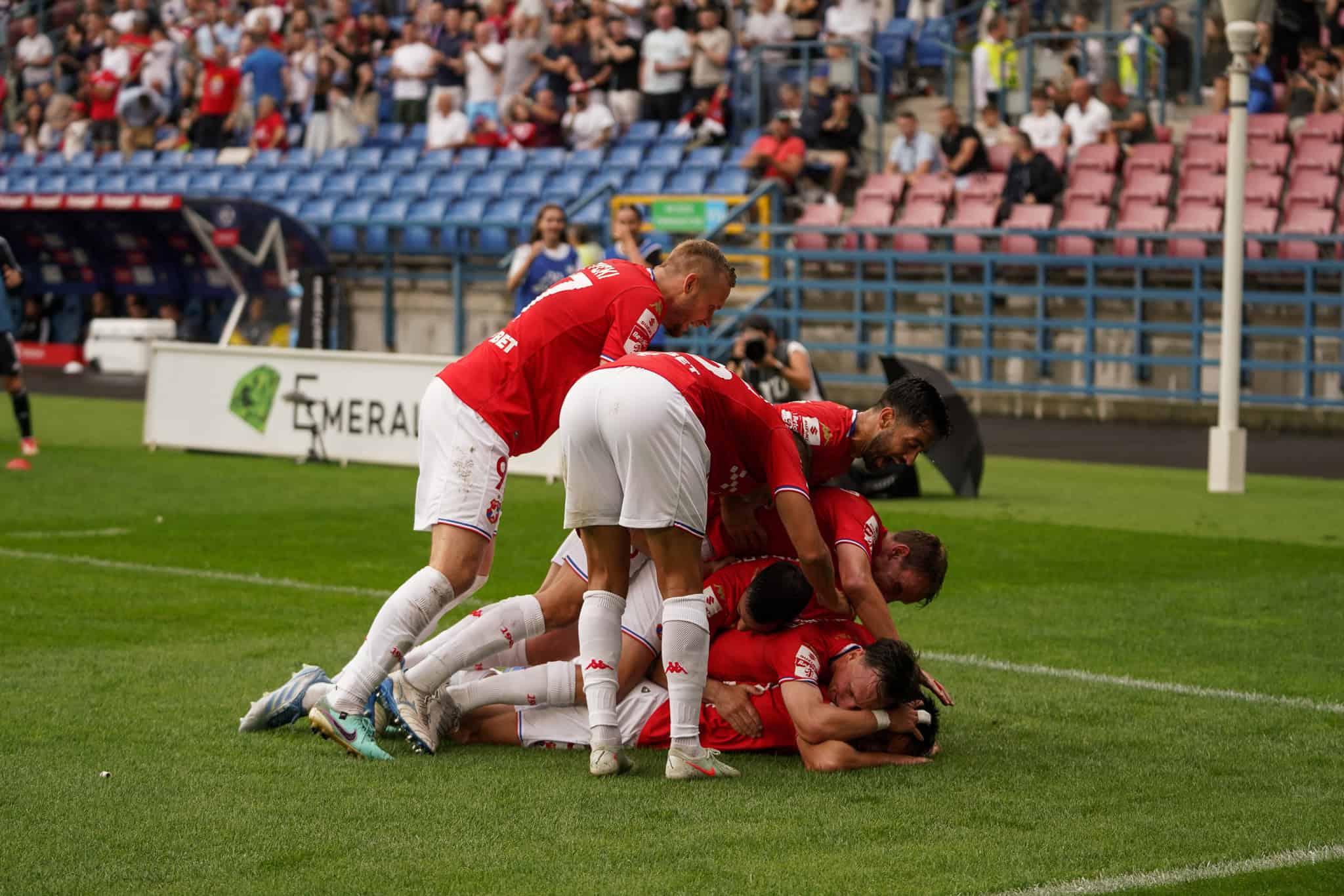 Wisla Krakau: gevallen topclub op het veld, springlevend op de tribune