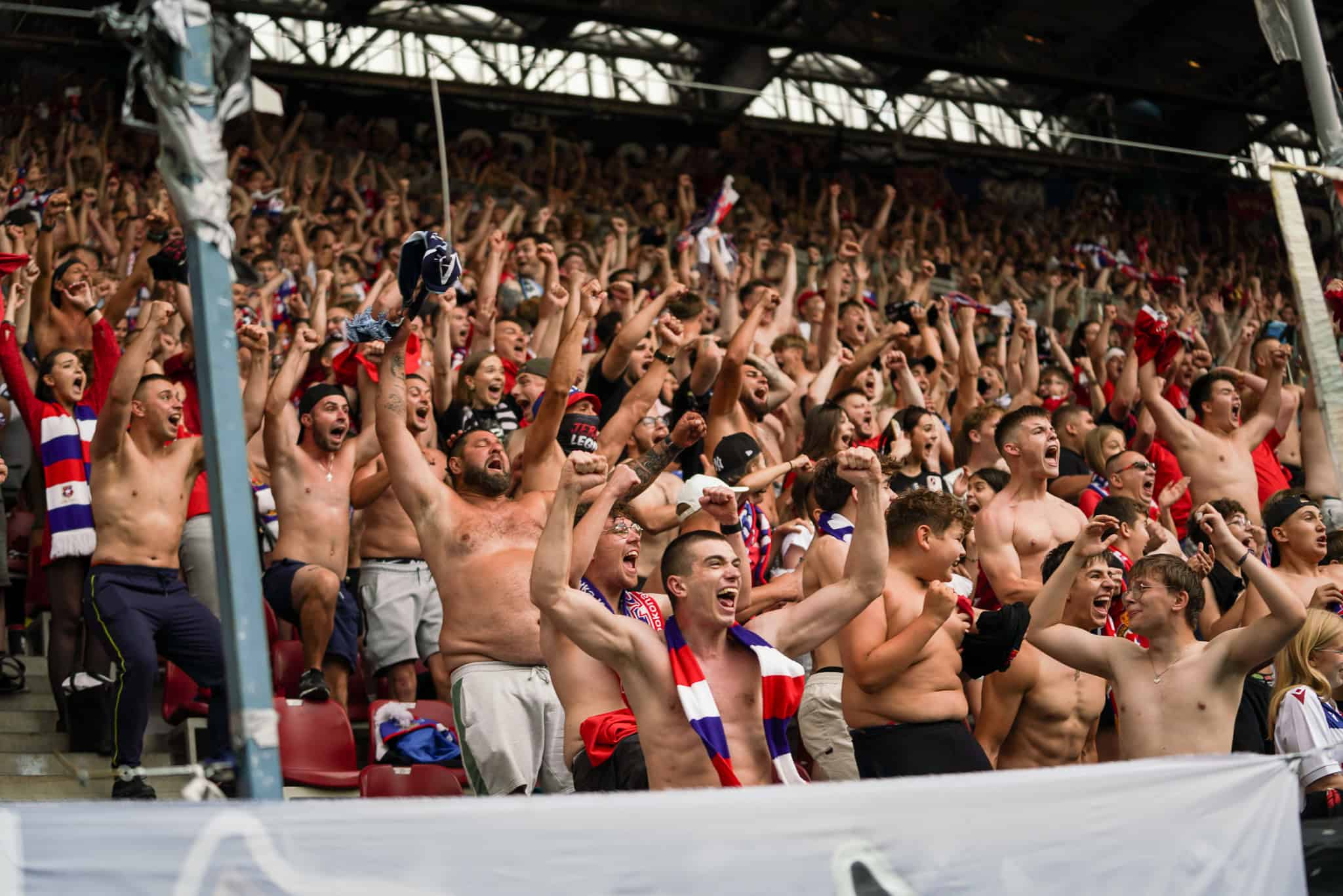 Wisla Krakau: gevallen topclub op het veld, springlevend op de tribune