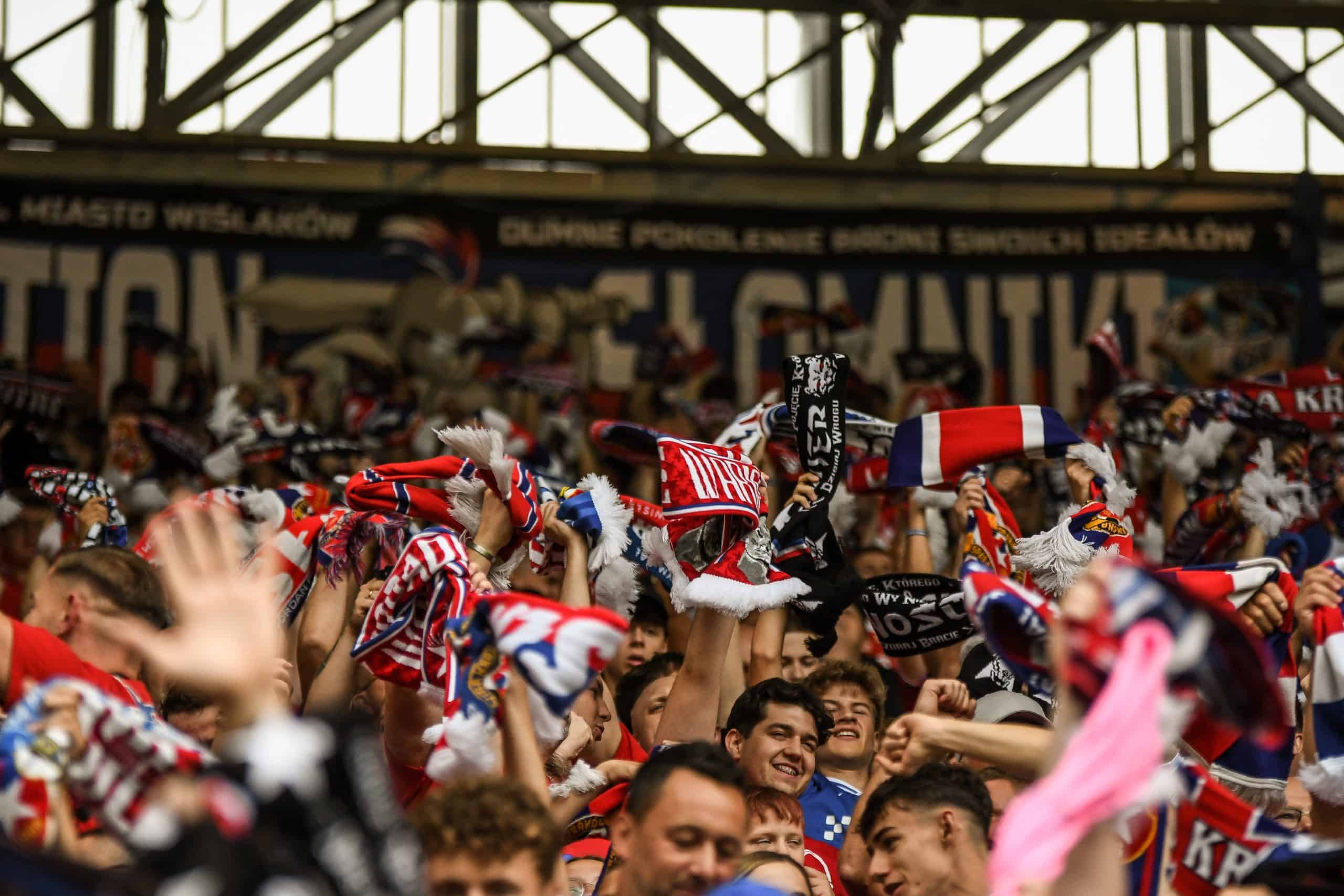 Wisla Krakau: gevallen topclub op het veld, springlevend op de tribune