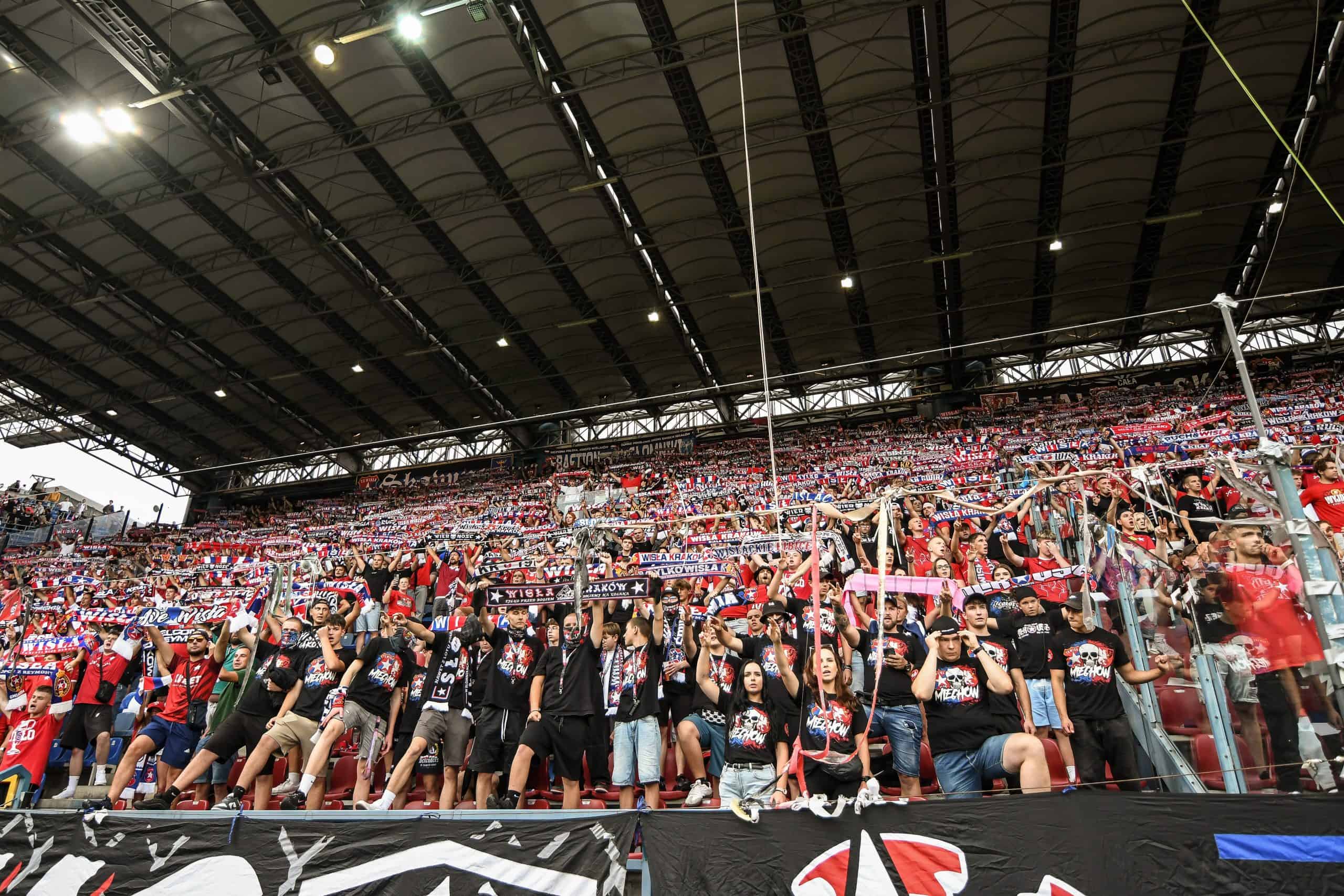 Wisla Krakau: gevallen topclub op het veld, springlevend op de tribune