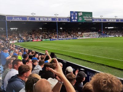 Supporters Sheffield Wednesday protesteren op Fratton Park