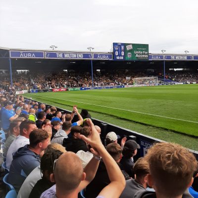 Supporters Sheffield Wednesday protesteren op Fratton Park