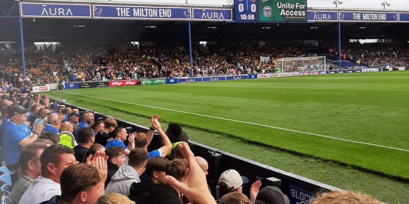 Supporters Sheffield Wednesday protesteren op Fratton Park