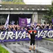 Austria Salzburg verloor op bezoek bij FC Liefering, maar won op de tribunes. Een sfeervol verslag uit de schaduw van Red Bull Salzburg.