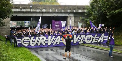 Austria Salzburg verloor op bezoek bij FC Liefering, maar won op de tribunes. Een sfeervol verslag uit de schaduw van Red Bull Salzburg.