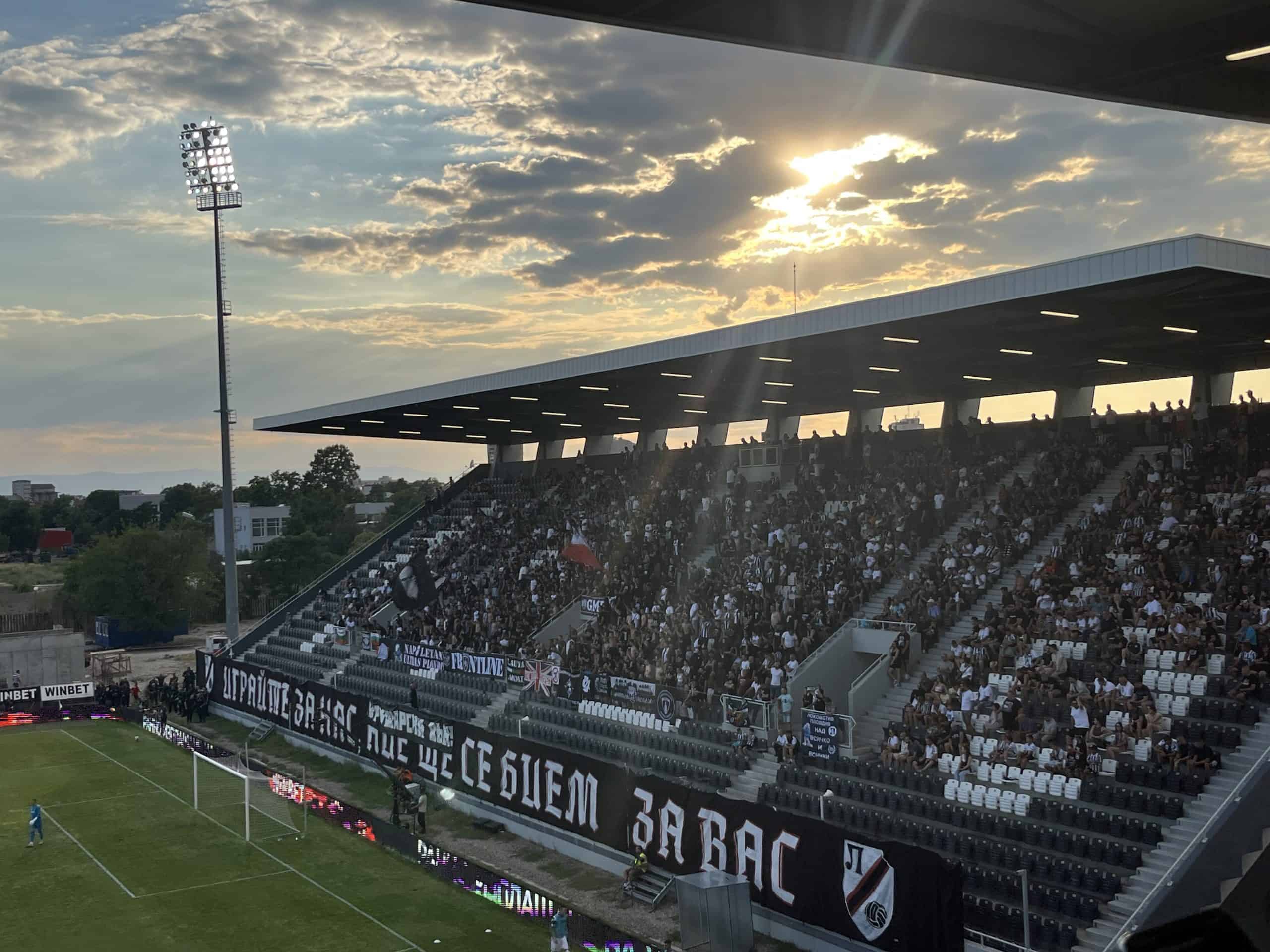 Lokomotiv Plovdiv tegen CSKA Sofia: Bulgaarse trots in een onaf stadion